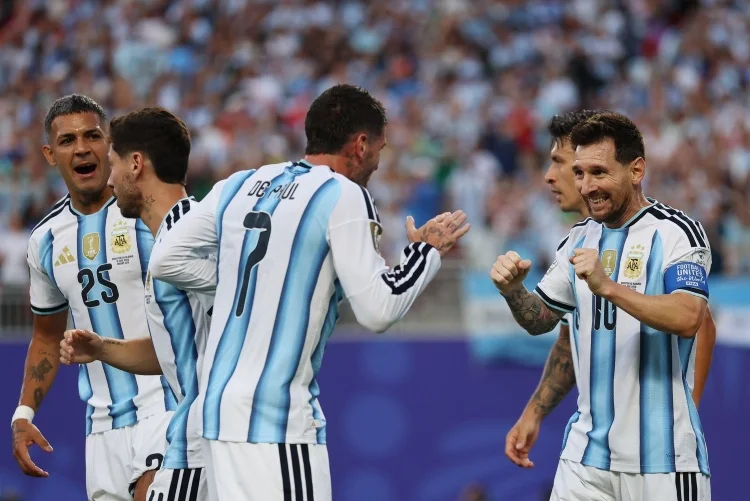 Con una brillante actuación de Lionel Messi, autor de los tres goles del compromiso, la selección ar