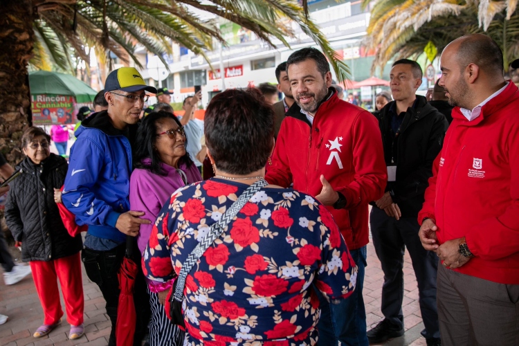 El alcalde Carlos Fernando Galán recorre los barrios de Bogotá