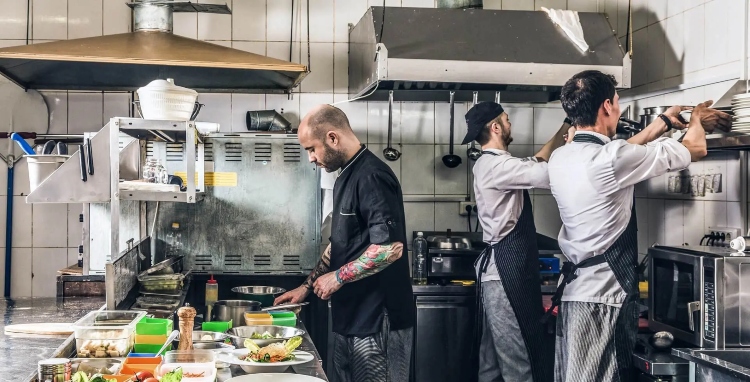 Exhabitantes de calle se gradúan en gastronomía