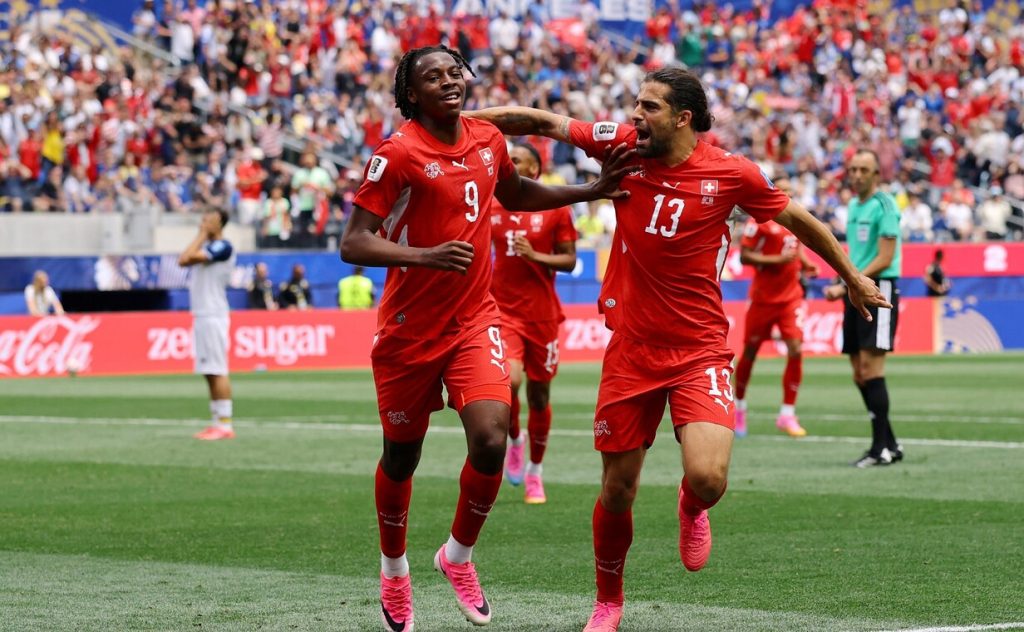 Manzambi celebra su gol con Freuler