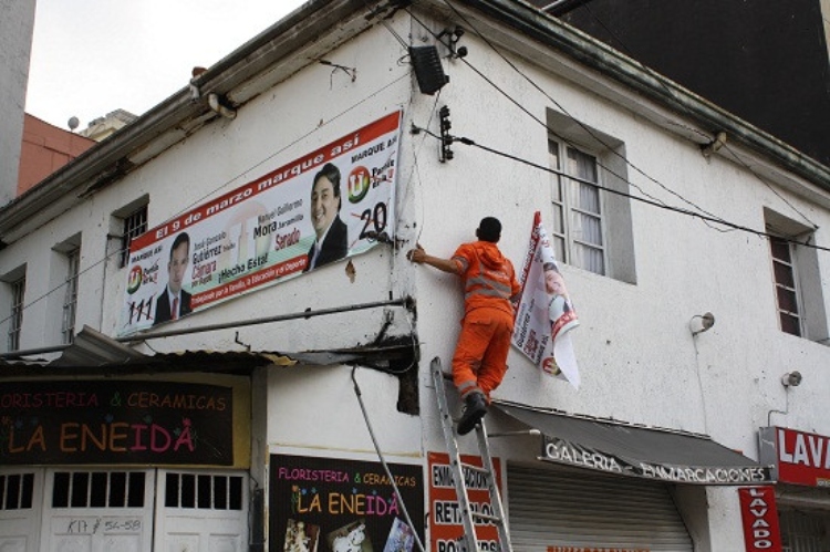 La Defensoría del Espacio Público retira miles de piezas de publicidad