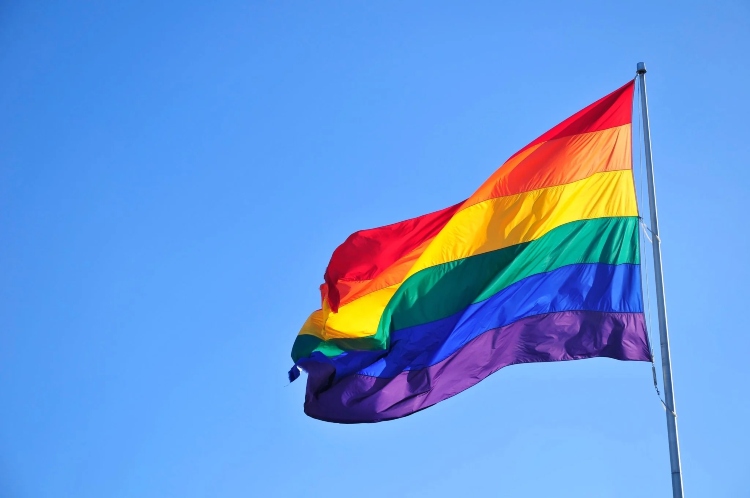 La localidad de San Cristóbal iza la bandera LGBTI