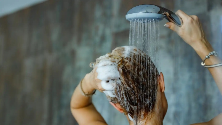 Límite de tres minutos en la ducha como medida clave de ahorro hídrico