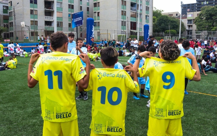 NIÑOS DE ANTIOQUIA MARCAN UN GOL POR EL PLANETA