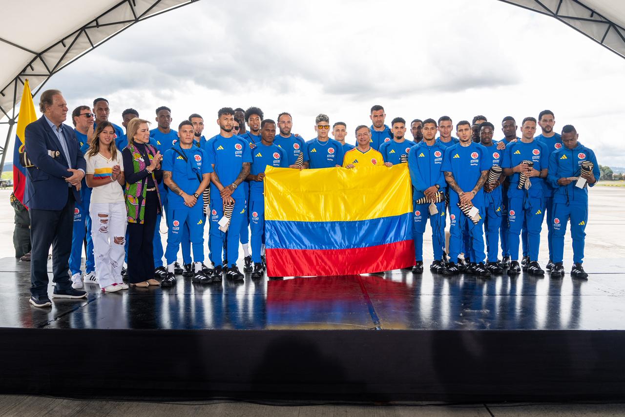 Petro con los jugadores de la selección Colombia. Foto Presidencia