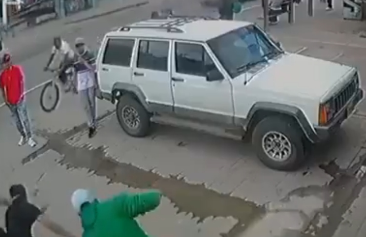 Un video de seguridad registra la agresión contra un repartidor menor de edad