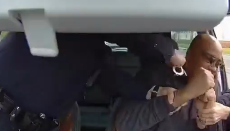 Una cámara vehicular capta el momento en que un agente agrede a un ciudadano
