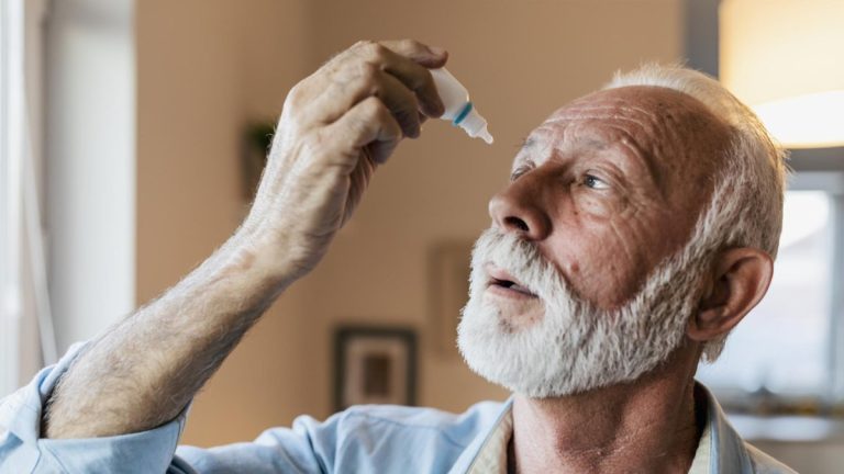 optimized_man_applying_eye_drops