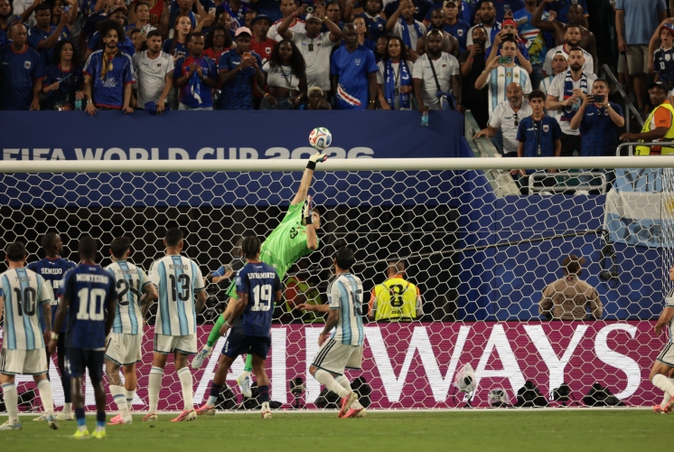 Argentina sufrió más de lo esperado, eliminó a Cabo Verde y sigue en carrera por defender el título