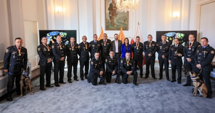 Bogotá condecora a los bomberos que salvaron vidas en Venezuela