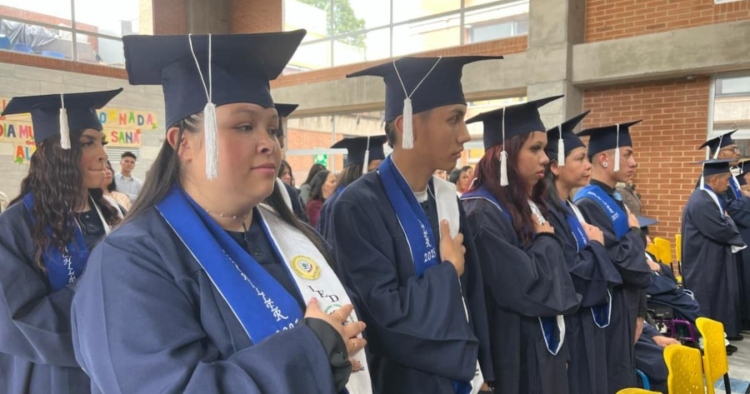 El IPES y la Secretaría de Educación entregan título de bachiller a 20 vendedores informales
