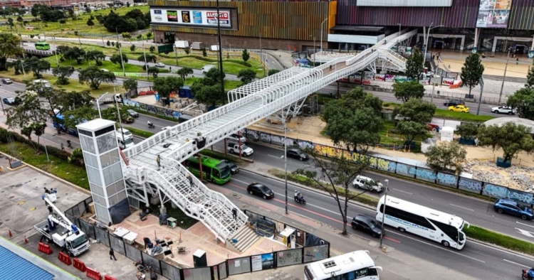 El nuevo puente bici-peatonal de la avenida Boyacá frente al centro comercial El Edén_ Foto_ IDU