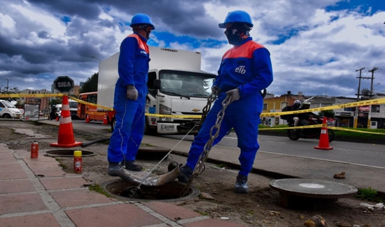 Falsos funcionarios caen en flagrancia cuando hurtaban y vandalizaban redes telefónicas