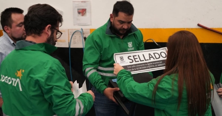 La Secretaría de Ambiente de Bogotá sella preventivamente un Centro de Diagnóstico Automotor_ Foto_