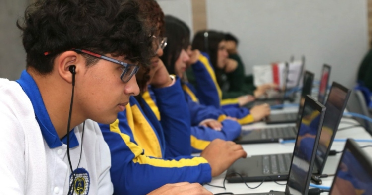 Miles de estudiantes regresan a las aulas de los colegios públicos de Bogotá