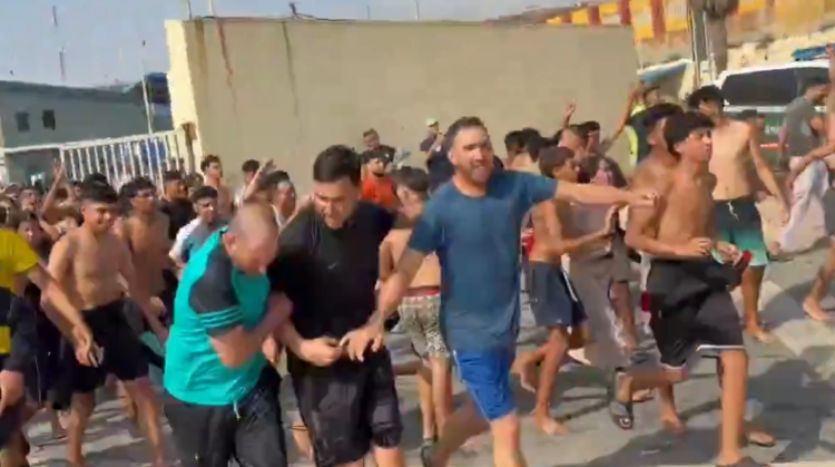 Miles de migrantes cruzan la frontera entre Marruecos y Ceuta