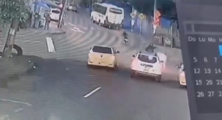 Un video de seguridad capta el violento hurto de una motocicleta a una mujer