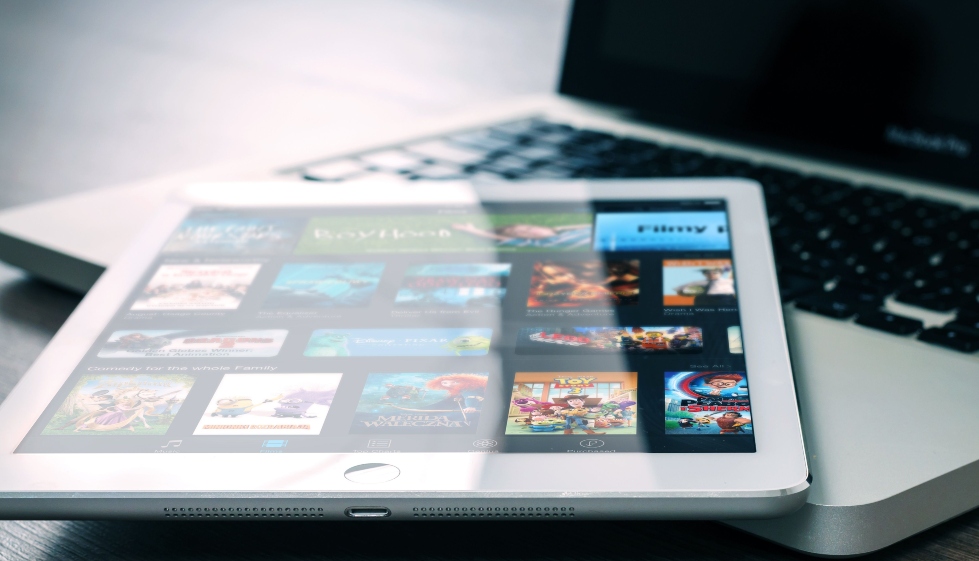 Personas viendo en televisión las series más vistas de la semana en plataformas de streaming.