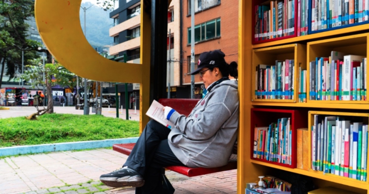 BibloRed equipa 11 Paraderos Paralibros Paraparques con wifi gratuito y paneles solares en Bogotá