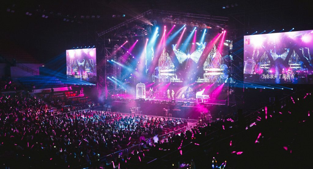 Miles de asistentes disfrutan un concierto en Colombia durante un festival de música del segundo semestre de 2026.