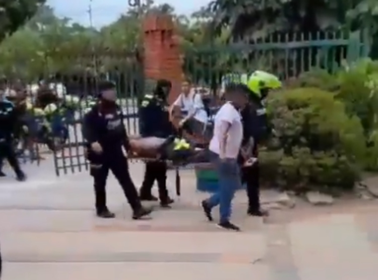 Estudiantes reducen a un presunto ladrón dentro de un colegio en Valledupar