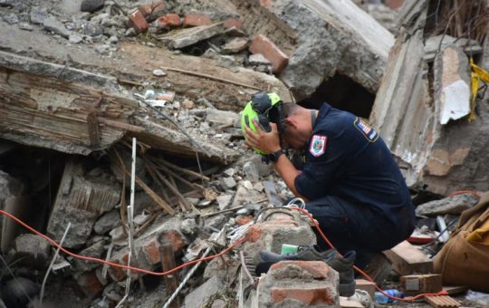 Foto de referencia _ Rescate en terremoto _ Foto_ archivo particular