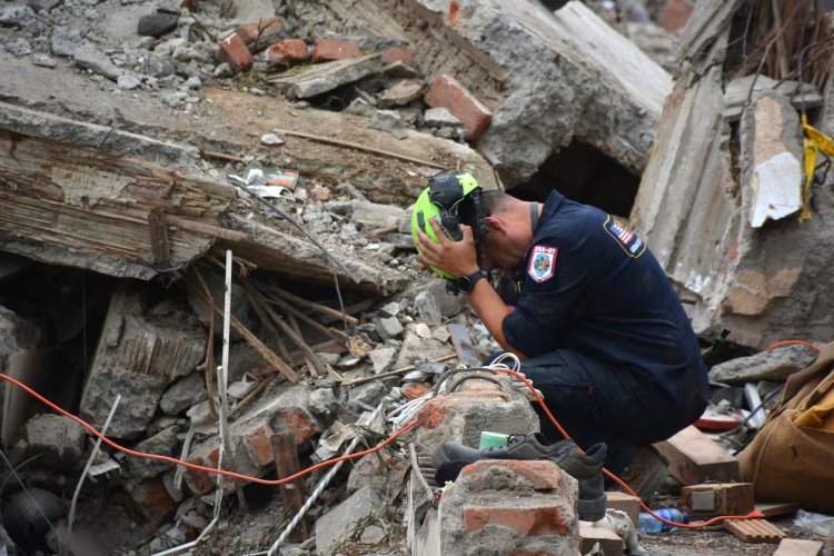 Foto de referencia _ Rescate en terremoto _ Foto_ archivo particular