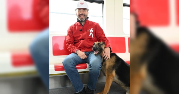 Hashi se convierte en el primer canino en abordar el Metro de Bogotá tras anunciarse la política pet