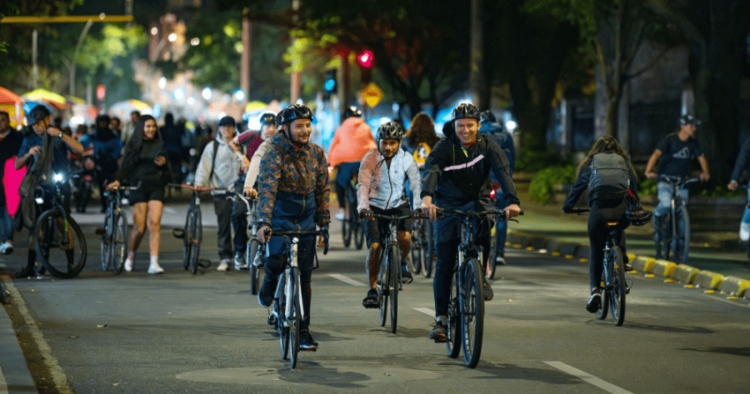 La Ciclovía Nocturna llena de cultura y deporte las calles de Bogotá