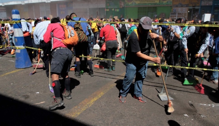 Los operadores de aseo de Bogotá despliegan maquinaria y personal para atender las zonas afectadas p