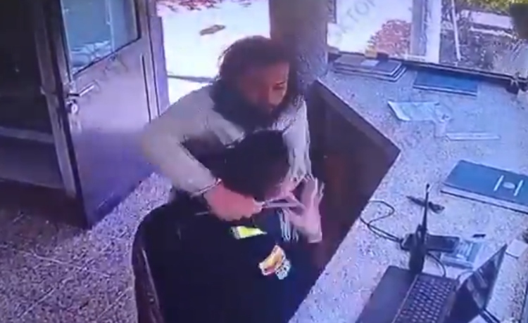 Sujeto agrede con arma blanca a un policía en el CAI Galán de Puente Aranda