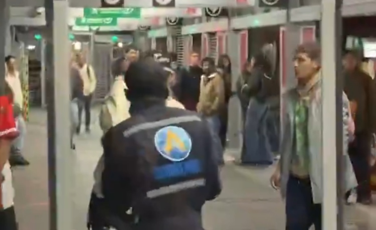 Un video aficionado registra la agresión contra un guarda de seguridad de TransMilenio