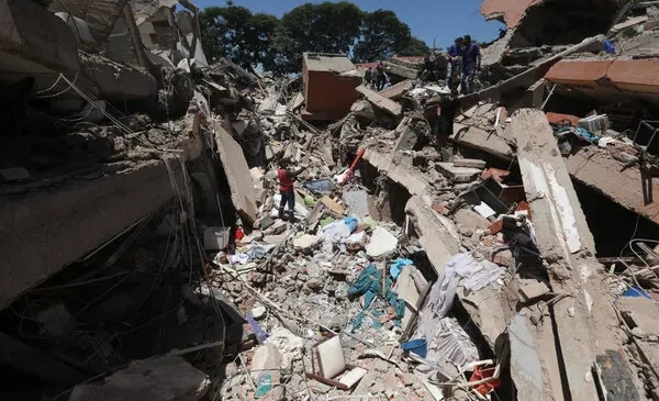 Voluntarios denuncian priorización de maquinaria para extraer objetos de valor tras el sismo en Pere