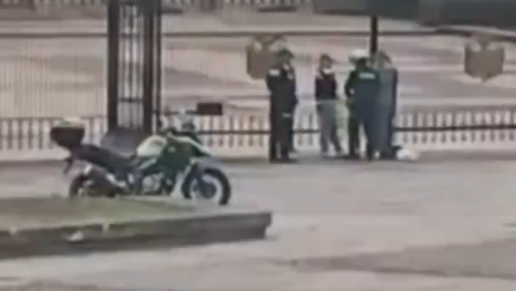 Dos policías protagonizan una inusual protesta esposados frente a la Casa de Nariño