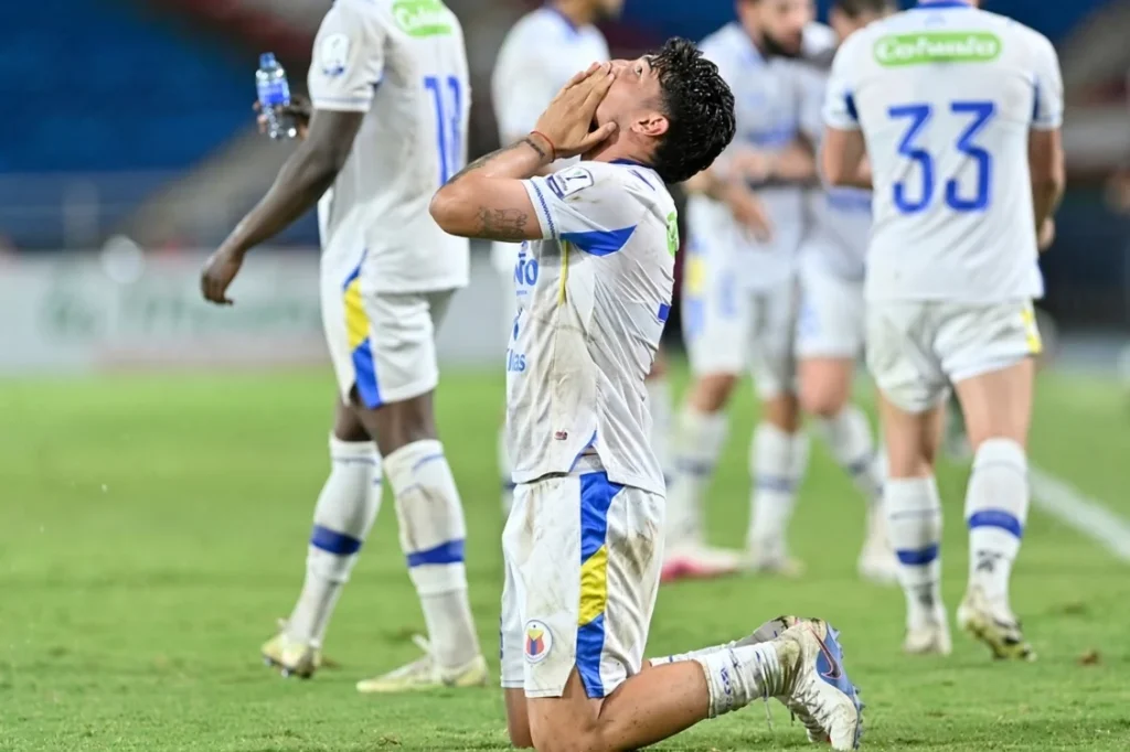 El conjunto dirigido por René Rosero resistió, aprovechó la expulsión del arquero americano y encont
