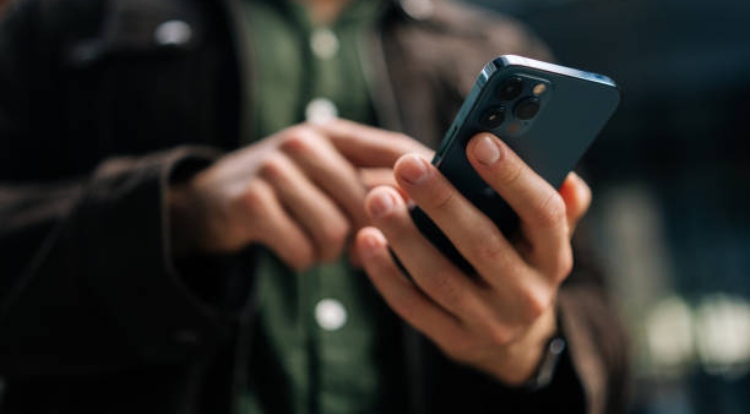 La Alcaldía de Bogotá expide la normativa que limita el uso de celulares y pantallas en los colegios