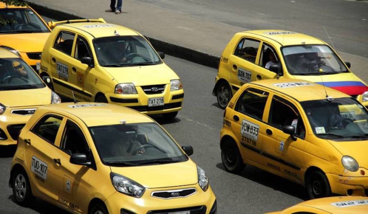 La Secretaría de Movilidad avanza en la instalación de códigos QR para identificar la flota de taxis