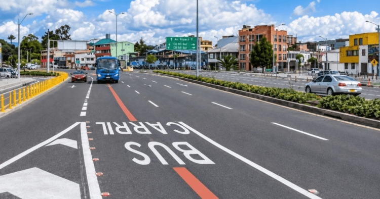 La Secretaría de Movilidad inicia la imposición de multas por invadir el carril preferencial de la c