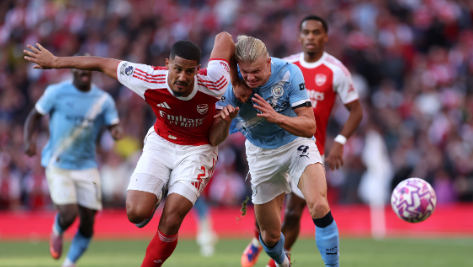 Manchester City derrotó 0-1 al Manchester United en Old Trafford con gol de Haaland y jugó más de una hora con diez hombres.
