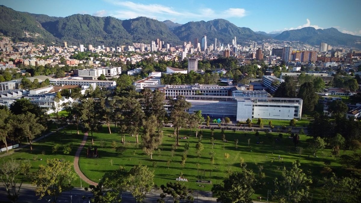 Pareja de estudiantes genera controversia por actos íntimos en el campus de la Universidad Nacional