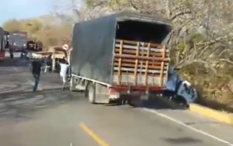 Un aparatoso choque frontal entre dos camiones en la vía Las Palmas