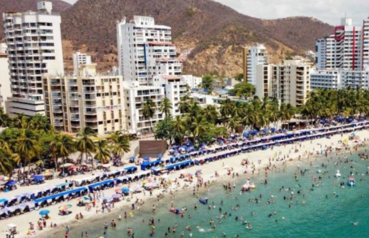Un turista denuncia cobro excesivo por piñas coladas en las playas de Bocagrande en Cartagena